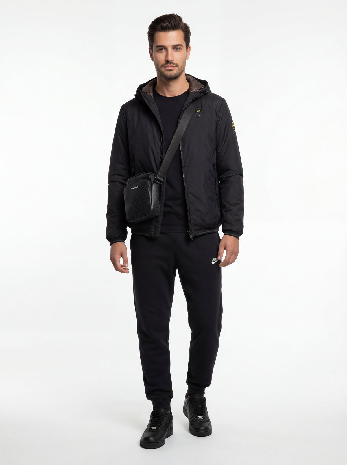 CW2288 001 Air + Blauer Giubbino Reversibi + Nike Pantaloni Tuta + Calvin Klein Tracolla - 01