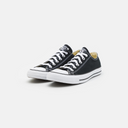 Converse nera e bianca